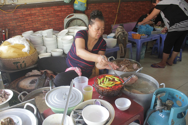 Quán “bún chửi” đông khách gấp đôi, bà chủ hứa kiềm chế