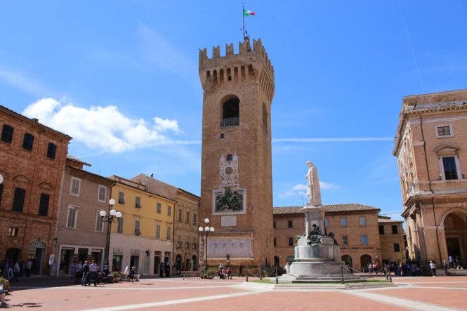 
Th&aacute;p Torre del Borgo ở quảng trường Piazza Leopardi - Ảnh: twimg.com

