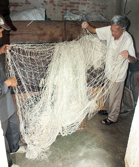 
Tấm lưới săn c&aacute; mập d&agrave;y v&agrave; nặng cả chục kg.
