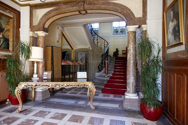 
LHotel de Pourtal&egrave;s l&agrave; một trong những kh&aacute;ch sạn h&agrave;ng đầu của Paris. Nơi đ&acirc;y chỉ c&oacute; 9 căn hộ cho giới si&ecirc;u gi&agrave;u v&agrave; những ng&ocirc;i sao hạng A thu&ecirc;. Thiết kế nội thất của kh&aacute;ch sạn do Mathieu Rupin, một nh&agrave; thiết kế lừng danh thực hiện.
