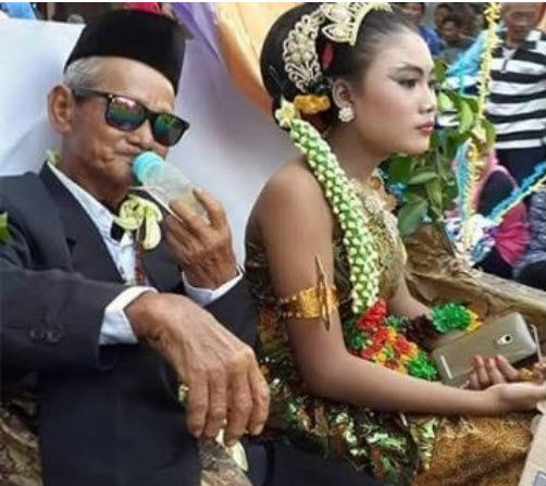 
Cặp đ&ocirc;i &ldquo;&ocirc;ng ch&aacute;u&rdquo; dắt tay nhau đi tr&ecirc;n đường trước sự b&agrave;n t&aacute;n kh&ocirc;ng ngớt của những người xung quanh.
