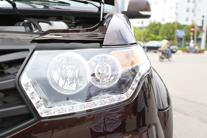 UAZ Pick Up mang đậm vẻ hầm hố, thể thao của d&ograve;ng b&aacute;n tải song những chi tiết đ&egrave;n LED đầu xe, lưới tản nhiệt hay hốc chắn gi&oacute; cũng kh&aacute; trau chuốt.
