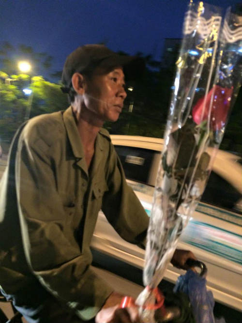 Vui vẻ mua hoa tặng vợ ngày 20/10