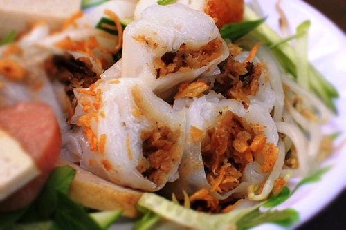 Nh&acirc;n b&aacute;nh được x&agrave;o trước cho đậm đ&agrave;, l&agrave;m n&ecirc;n vị ngon của b&aacute;nh cuốn. Ảnh: Huấn Phan.