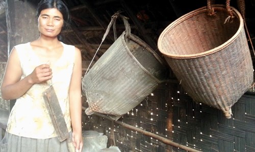 
Đến tuổi 45 năm, H&rsquo;Moan vẫn ở một m&igrave;nh v&igrave; kh&ocirc;ng c&oacute; tiền để bắt chồng.

