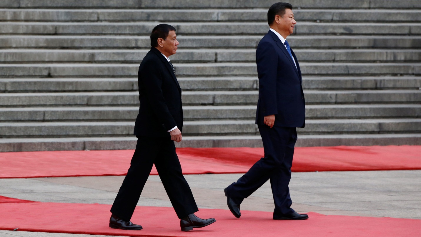 
Chủ tịch Trung Quốc Tập Cận B&igrave;nh gặp Tổng thống Philippines Rodrigo Duterte trong chuyến c&ocirc;ng du Trung Quốc mới đ&acirc;y. Ảnh: REUTERS
