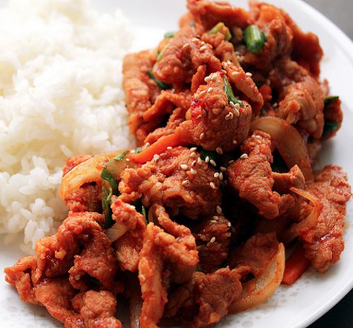 
Bulgogi, H&agrave;n Quốc: M&oacute;n ăn gồm thịt b&ograve; th&aacute;i mỏng ướp với m&egrave;, h&agrave;nh l&aacute;, nước sốt đậu n&agrave;nh, sau khi nướng xong th&igrave; ăn c&ugrave;ng với c&aacute;c loại rau tươi v&agrave; rau thơm.
