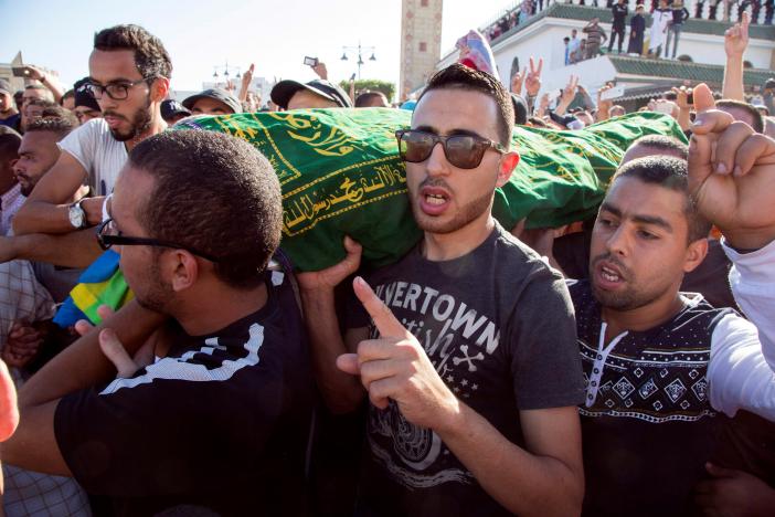 Người bán cá bị nghiền chết, cả nước Morocco phẫn nộ