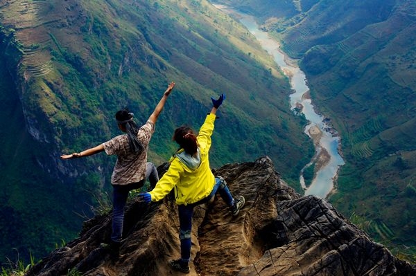 
Mỏm đ&aacute; từng khiến người ta &ldquo;r&ugrave;ng m&igrave;nh&rdquo; v&igrave; th&iacute;ch th&uacute; với cảnh vật qu&aacute; hoang sơ, thuần khiết v&agrave; h&ugrave;ng vĩ đến cho&aacute;ng ngợp. (Ảnh: Internet)
