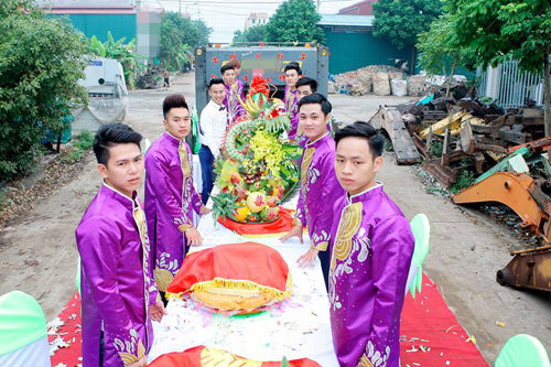 Trên xe còn xếp cả bàn ghế cho quan khách và dàn bê tráp ngồi (ảnh: Phú Thái)