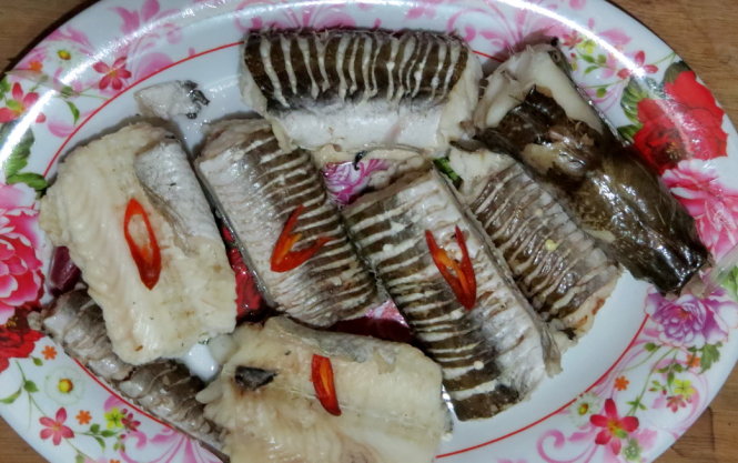
Đĩa c&aacute; lạt vớt ra khỏi nồi canh chua - Ảnh: Minh Kỳ
