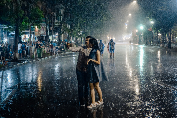Trong cơn mưa, đôi nam nữ vẫn bình tâm nán lại để tự sướng.