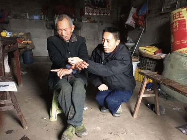Hai người đi cùng ông Dương tả cảnh họ bị còng trong xe. Ảnh: IFENG