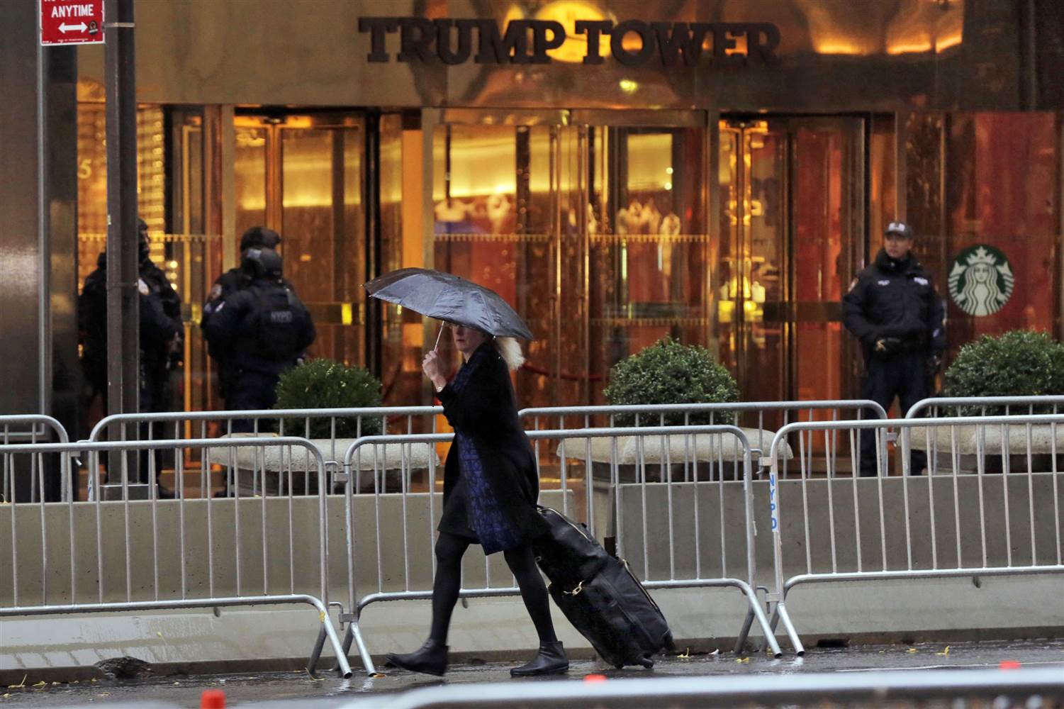 Bảo vệ Tháp Trump là thách thức chưa từng có