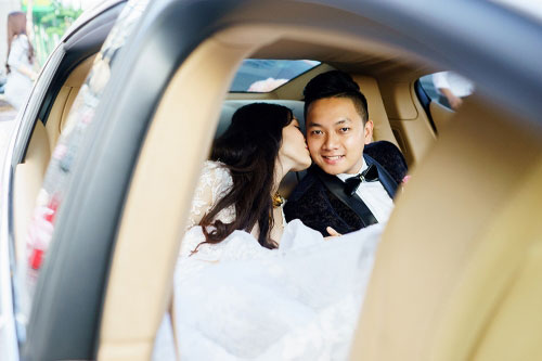 Người đẹp biển hạnh phúc bên chú rể.