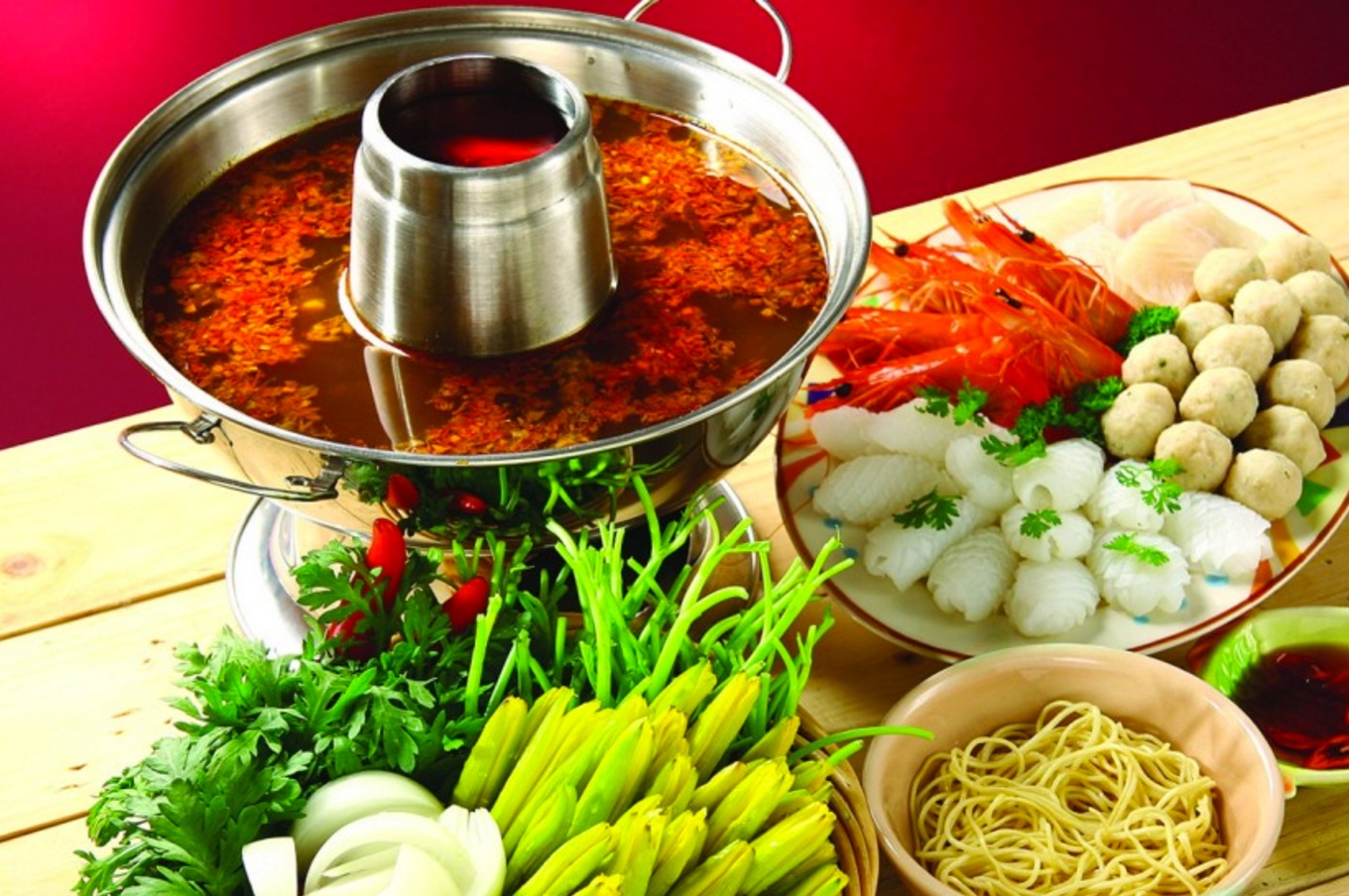 Lẩu Th&aacute;i c&oacute; nhiều m&agrave;u sắc bắt mắt v&agrave; m&ugrave;i thơm quyến rũ