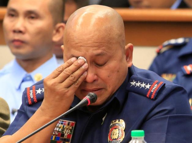 
Cảnh s&aacute;t trưởng quốc gia Philippines Ronald Dela Rosa bật kh&oacute;c khi trả lời c&aacute;c c&acirc;u hỏi ở Thượng viện ng&agrave;y 23-11. Ảnh: REUTERS
