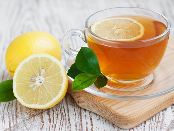 Một ly nước ấm pha với chanh và mật ong là món đồ uống giúp giảm cân tự nhiên hiệu quả nhất.