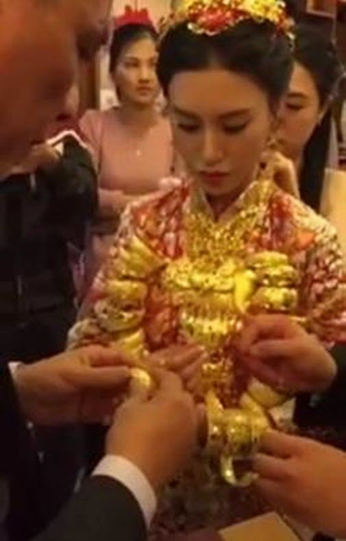 
Gương mặt đượm buồn của c&ocirc; d&acirc;u khiến nhiều người tin rằng đ&acirc;y l&agrave; một cuộc h&ocirc;n nh&acirc;n gượng &eacute;p
