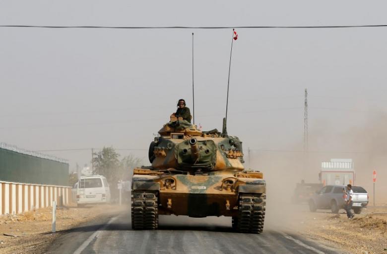 
Xe tăng của Thổ Nhĩ Kỳ ở khu vực bi&ecirc;n giới Syria &ndash; Thổ Nhĩ Kỳ hồi th&aacute;ng 8 Ảnh: REUTERS
