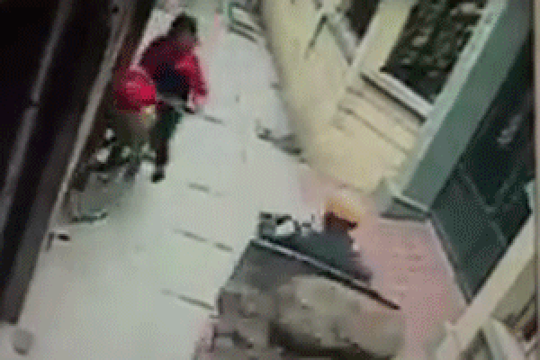 Th&oacute;t tim với video b&eacute; trai ng&atilde; từ tr&ecirc;n xe đạp xuống đường, su&yacute;t bị c&ocirc;ng n&ocirc;ng c&aacute;n tại H&agrave; Nội