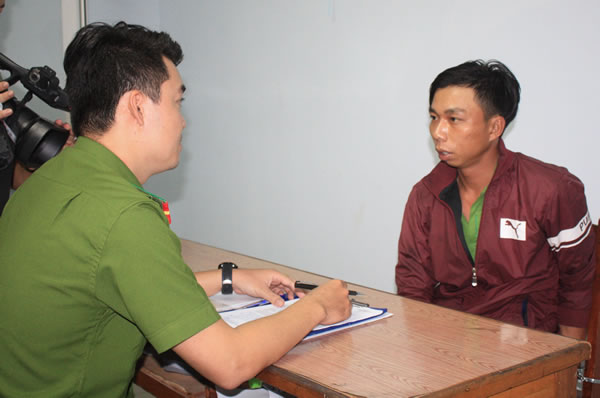Lấy lời khai Mạc Văn Nhân.