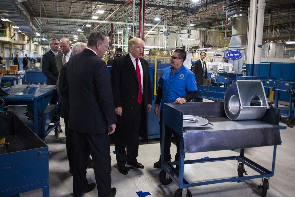 
&Ocirc;ng Trump tr&ograve; chuyện với c&ocirc;ng nh&acirc;n C&ocirc;ng ty Carrier ng&agrave;y 1-12. Ảnh: THE WASHINGTON POST
