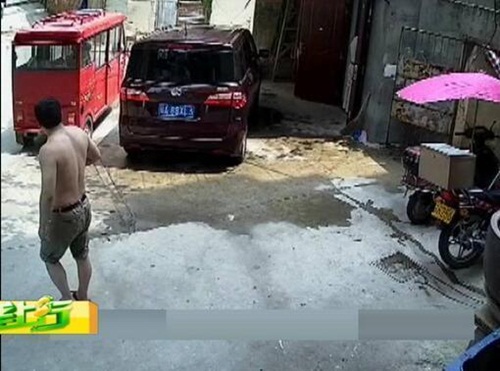 
Chiếc xe m&agrave;u đỏ đ&atilde; chở Tiểu Tương đến nơi hẹn

