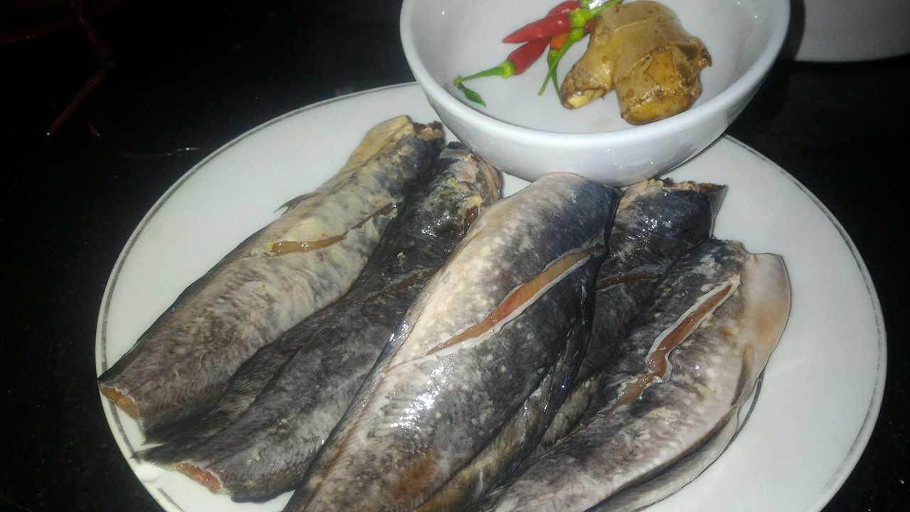 
C&aacute; tr&ecirc; được rửa sạch v&agrave; để r&aacute;o nước
