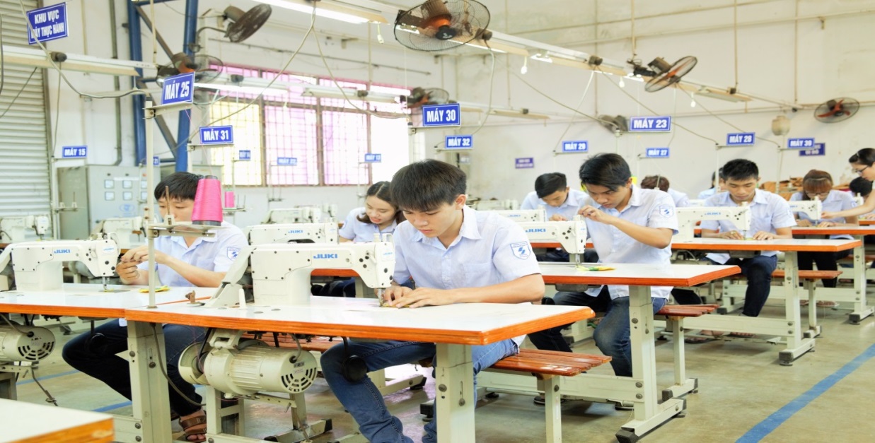 Thực trạng thừa thầy, thiếu thợ dẫn đến đổ xô tập trung vào giáo dục Đại học, hàng ngàn tân cử nhân thất nghiệp hoặc không tìm được việc làm đúng chuyên môn đào tạo; trong khi nhu cầu nguồn nhân lực chất lượng cao và lành nghề tại các doanh nghiệp rất lớn