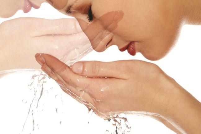 Rửa mặt thật sạch cho da dầu - ẢNH: HEALTH-TUNEUP.COM