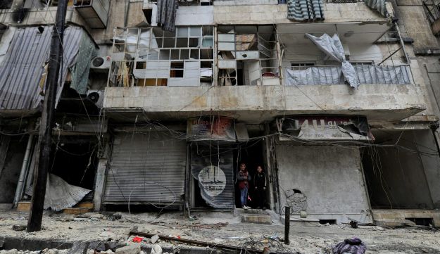 
Khu phố al-Shaar ở Aleppo do qu&acirc;n ch&iacute;nh phủ kiểm so&aacute;t tan hoang. Ảnh: REUTERS
