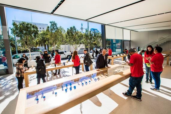 
Apple Watch 2017 sẽ thu h&uacute;t nhiều người d&ugrave;ng hơn? Ảnh: CNET.
