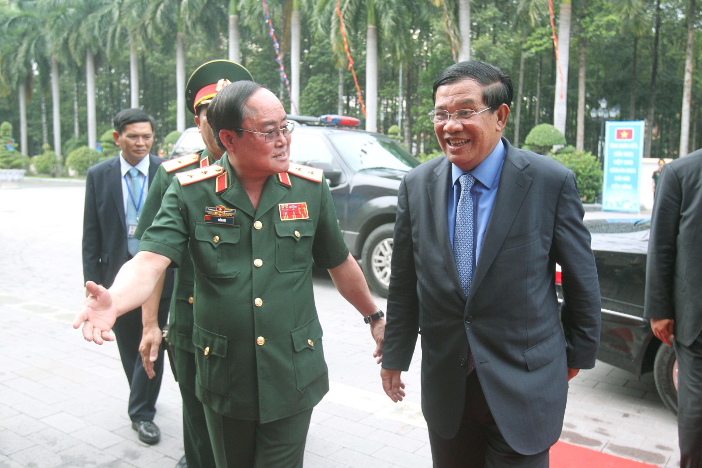Thủ tướng Campuchia thăm Quân khu 7