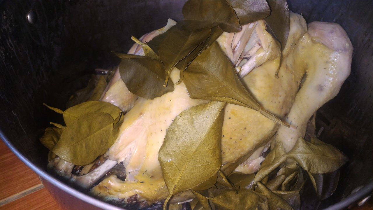 
G&agrave; hấp muối sả thơm ngon
