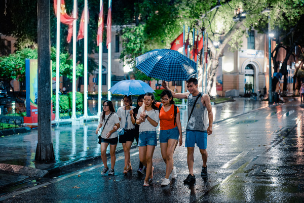 Có lẽ, các cô nàng sẽ chỉ mong trời mưa nếu có anh chàng soái ca đẹp trai đi bên cạnh, lại còn ga lăng chịu ướt để phần ô cho bạn gái như thế này?