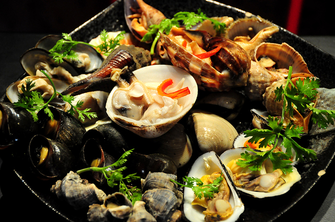 
 

Kh&ocirc;ng chỉ chế biến dạng kh&ocirc;, một số nh&agrave; h&agrave;ng c&ograve;n đổi vị cho m&oacute;n ốc bằng nồi lẩu. Nước lẩu nấu từ ngh&ecirc;u, xương heo ngọt lịm. Chờ nước s&ocirc;i b&ugrave;ng l&ecirc;n th&igrave; cho h&agrave;ng chục loại ốc v&agrave;o sau đ&oacute; ăn k&egrave;m với b&ocirc;ng b&iacute;, rau muống, c&agrave; chua v&agrave; b&uacute;n. Chỉ cần một c&aacute;i lẩu ốc c&oacute; gi&aacute; chưa đến 300.000 đồng đ&atilde; c&oacute; thể đủ ăn cho cả 4 người.

 
