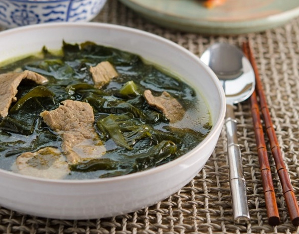 Thải độc giảm cân với canh rong biển thịt bò