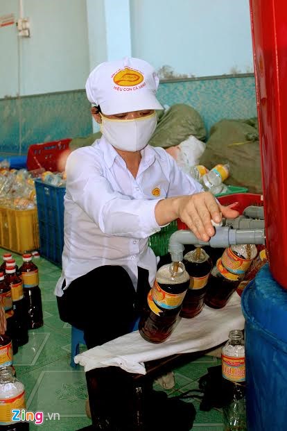 Được S&aacute;ch kỷ lục Việt Nam c&ocirc;ng nhận l&agrave; top 10 nước chấm gia vị nổi tiếng Việt Nam, nước mắm Phan Thiết h&ocirc;m nay c&ograve;n được xem l&agrave; một trong những &ldquo;m&oacute;n qu&agrave; lưu niệm&rdquo; đầy &yacute; nghĩa m&agrave; du kh&aacute;ch khắp nơi khi đến tham quan nghỉ dưỡng tại th&agrave;nh phố biển đem về biếu người th&acirc;n, b&egrave; bạn.