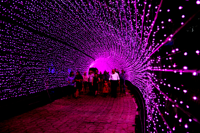 

 

Nhiều hang đ&aacute; khổng lồ cũng đang dần ho&agrave;n tất để kịp đ&oacute;n Noel. So với những năm trước, S&agrave;i G&ograve;n năm nay &iacute;t lạnh, tuy nhi&ecirc;n kh&ocirc;ng v&igrave; thế m&agrave; kh&ocirc;ng kh&iacute; Noel k&eacute;m tưng bừng.

 



 

Phố đi bộ Nguyễn Huệ lung linh đ&egrave;n hoa ch&agrave;o Gi&aacute;ng sinh.

 



 

Nh&agrave; thờ Đức B&agrave; sẽ l&agrave; nơi tập trung đ&ocirc;ng người đến tham quan v&agrave; l&agrave;m lễ nhất trong đ&ecirc;m gi&aacute;ng sinh tại S&agrave;i G&ograve;n.

 





