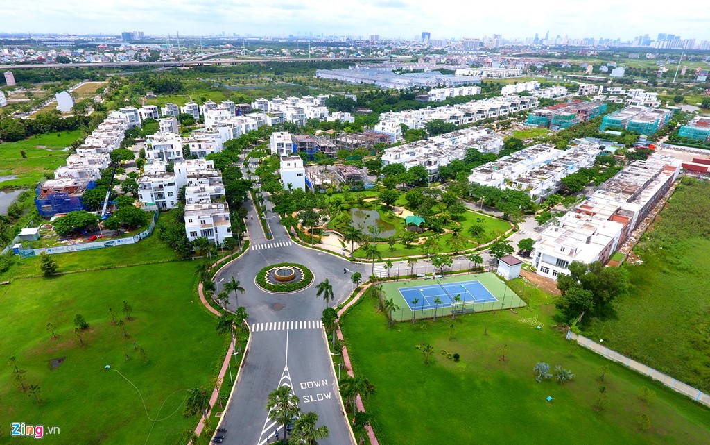Khu biệt thự Villa Park tọa lạc tại mặt tiền đường Bưng &Ocirc;ng Tho&agrave;n, phường Ph&uacute; Hữu tr&ecirc;n diện t&iacute;ch 11,2 ha.