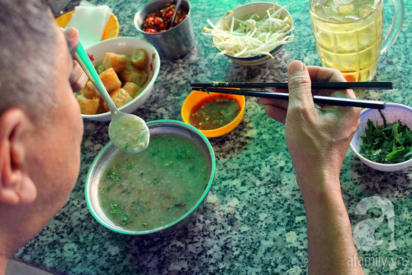 C&aacute;i t&igrave;nh c&ugrave;ng hương vị đậm đ&agrave; của qu&aacute;n ch&aacute;o vẫn đủ sức l&ocirc;i cuốn bao lớp người S&agrave;i G&ograve;n.
