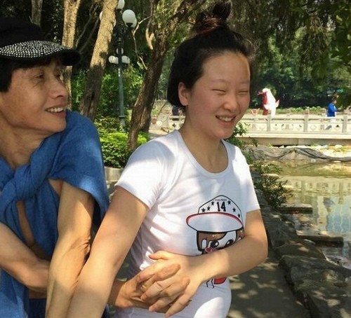 Vị đạo diễn già mang danh trâu già gặm cỏ non