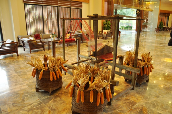 Không gian sảnh chính còn được trang trí bởi những vật dụng đặc trưng của người Mường ở Hòa Bình