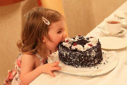 Con nghe lời mẹ kh&ocirc;ng hề động tay v&agrave;o chiếc b&aacute;nh nh&eacute;.