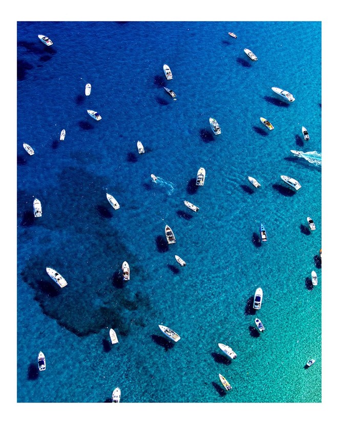 Những con thuyền trên biển xanh St Tropez (Pháp) như những đốm trắng trên không.