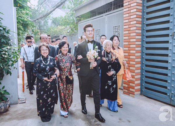 Chú rể đẹp trai phong độ cùng gia đình nhà trai đi hỏi vợ