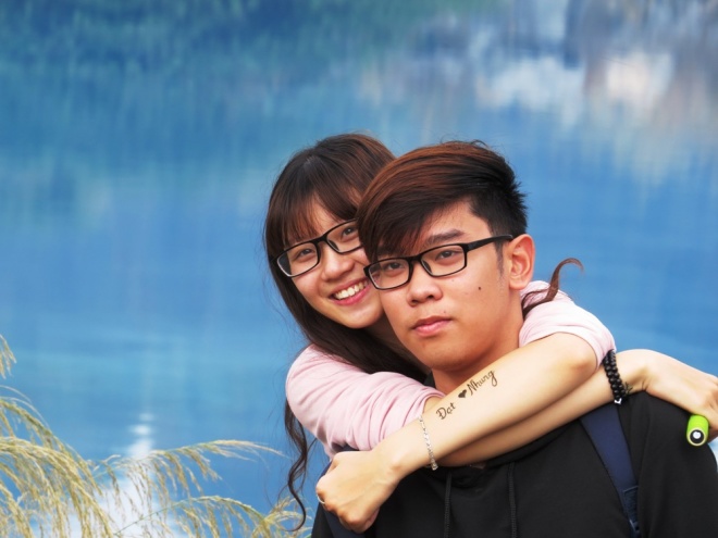 Đôi bạn thể hiện tình cảm trước vẻ đẹp thiên nhiên