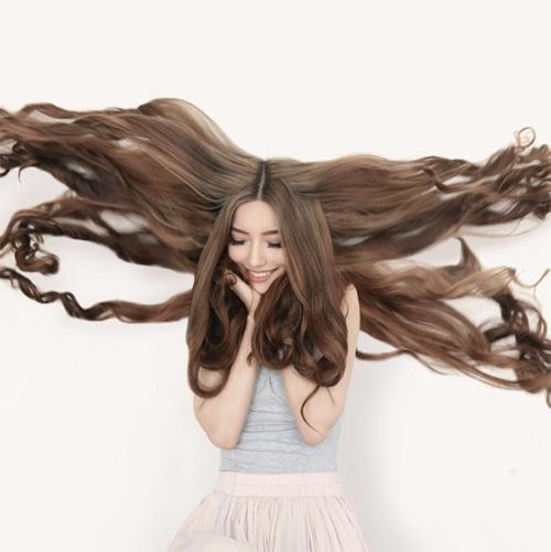 Cận cảnh mái tóc đẹp như cổ tích của Sarah Trần