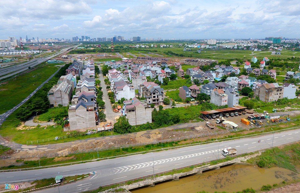 Tr&aacute;i ngược với c&aacute;c khu biệt thự, tại khu vực n&agrave;y nhiều khu d&acirc;n cư cũng được quy hoạch, x&acirc;y dựng nhưng số phận lại rất hẩm hiu. Trong ảnh, dự &aacute;n Khang An nằm b&ecirc;n đường v&agrave;nh đai 2 v&agrave; cao tốc TP HCM - Long Th&agrave;nh - Dầu Gi&acirc;y c&oacute; quy m&ocirc; hơn 11 ha, gồm 350 nền biệt thự song lập v&agrave; đơn lập, nh&agrave; li&ecirc;n kề kết hợp với khu thương mại v&agrave; chung cư cao 9 tầng đang bị bỏ hoang gần chục năm nay.